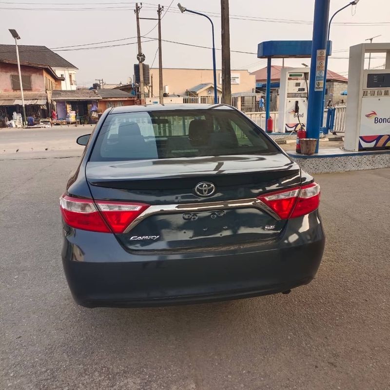 Thumbnail 4 of 2016 Toyota Camry SE